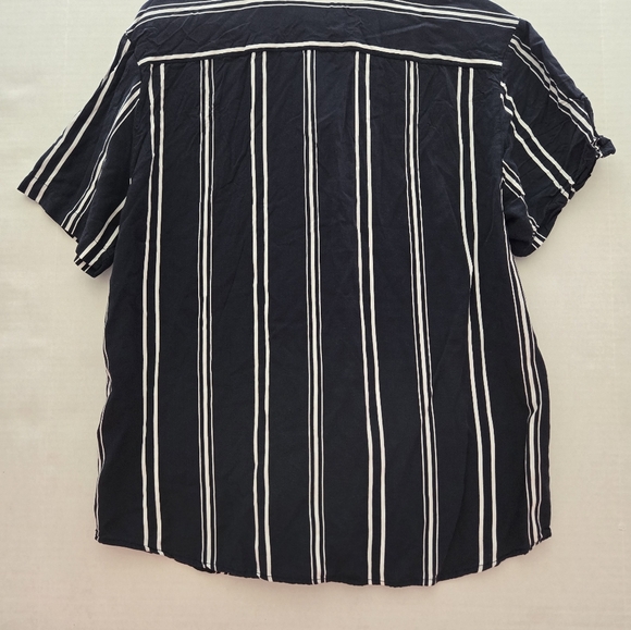 Mens button up - Picture 2 of 3